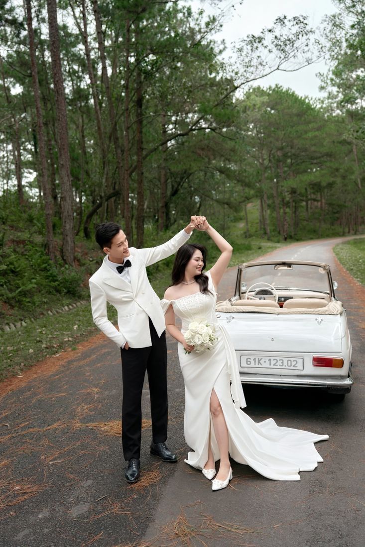 Cô dâu chú rể khiêu vũ trên đường rừng thông