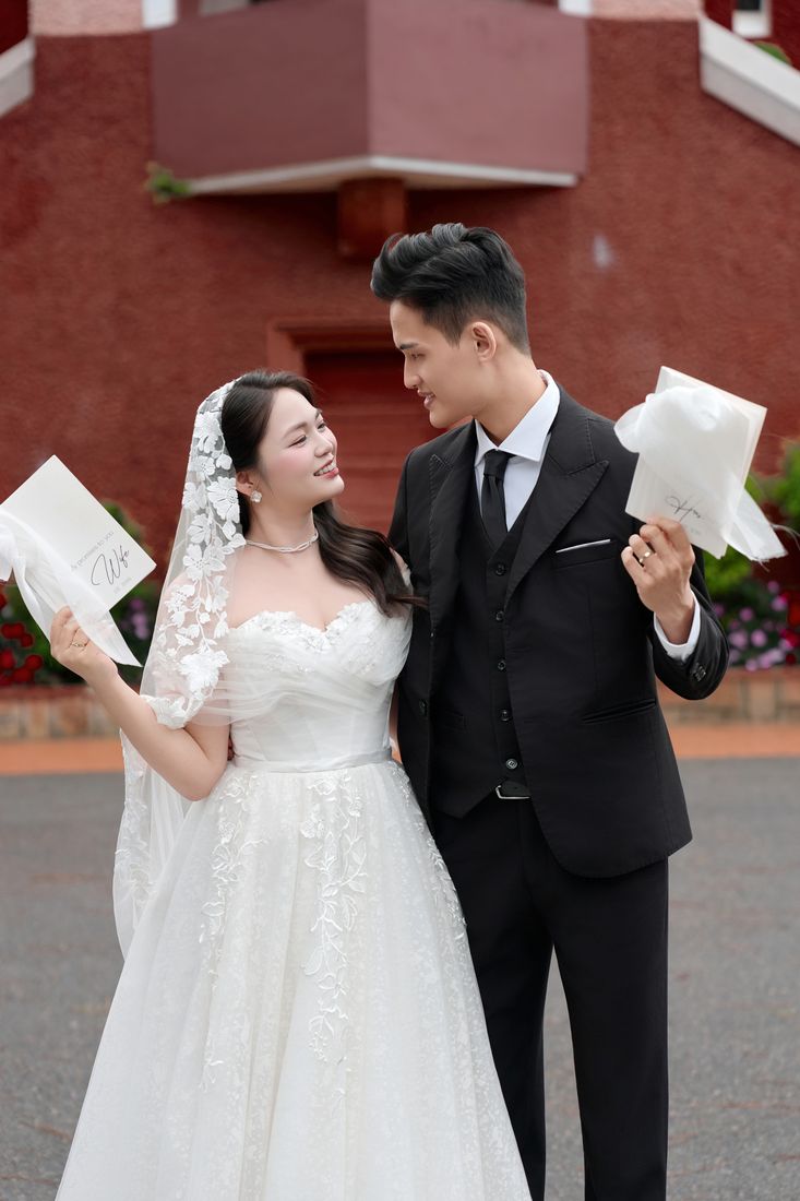 Cầm sổ lời hứa