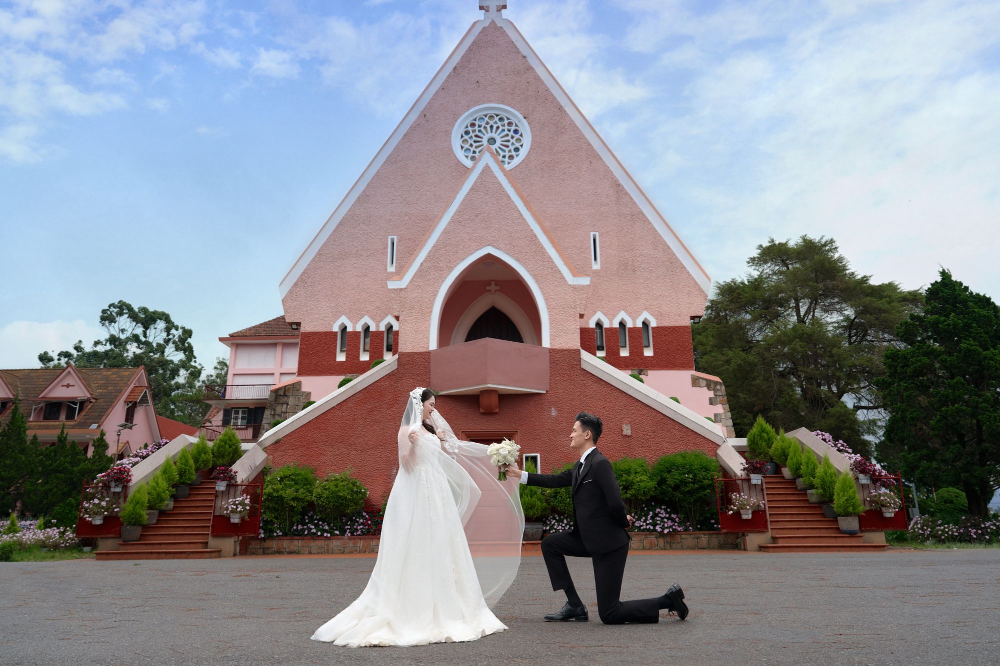 Quỳ trao hoa trước nhà thờ